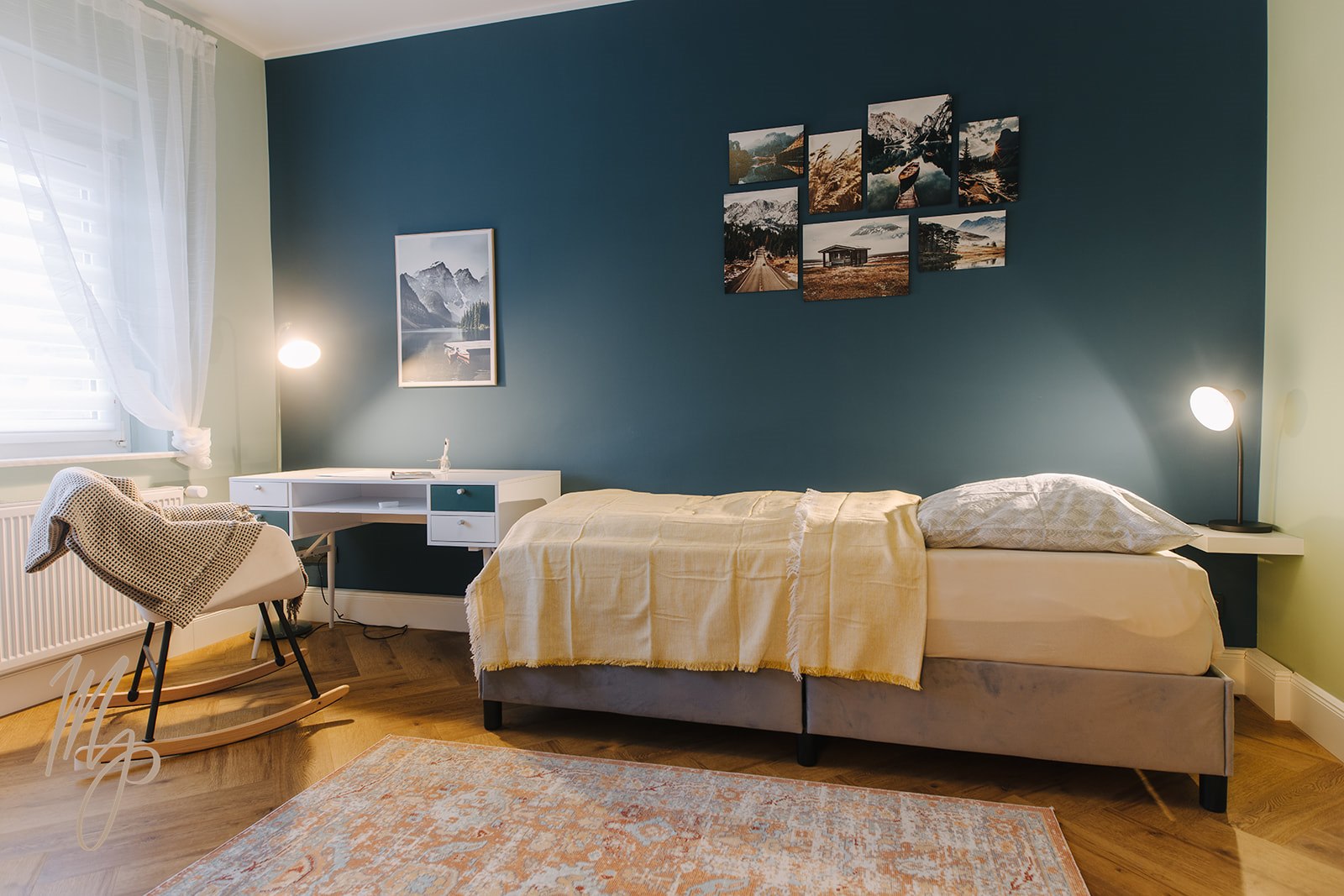 Zweites Schlafzimmer mit zwei Einzelbetten und Schreibtisch