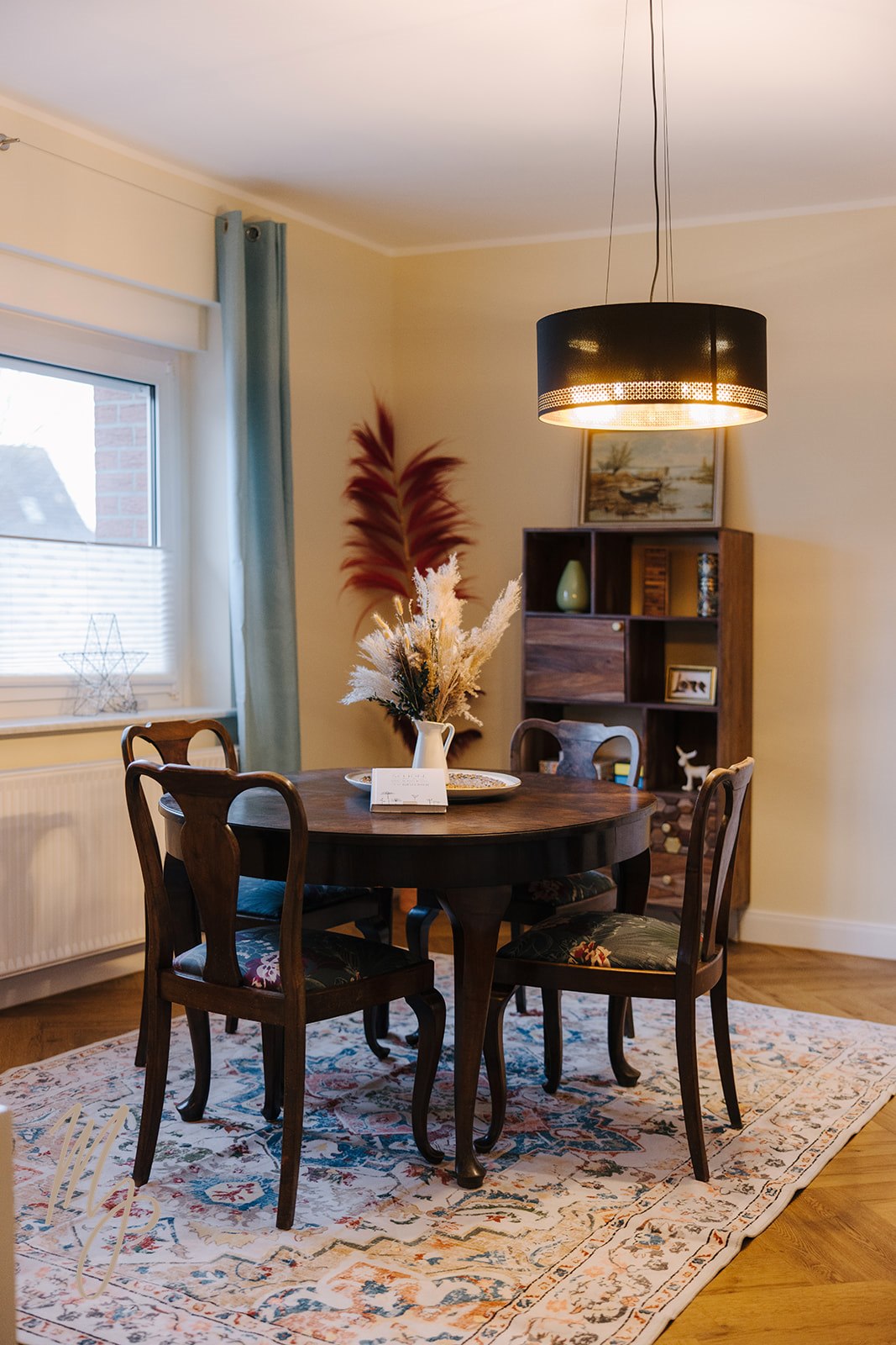 Esszimmer mit rundem Vintage-Tisch und Stühlen