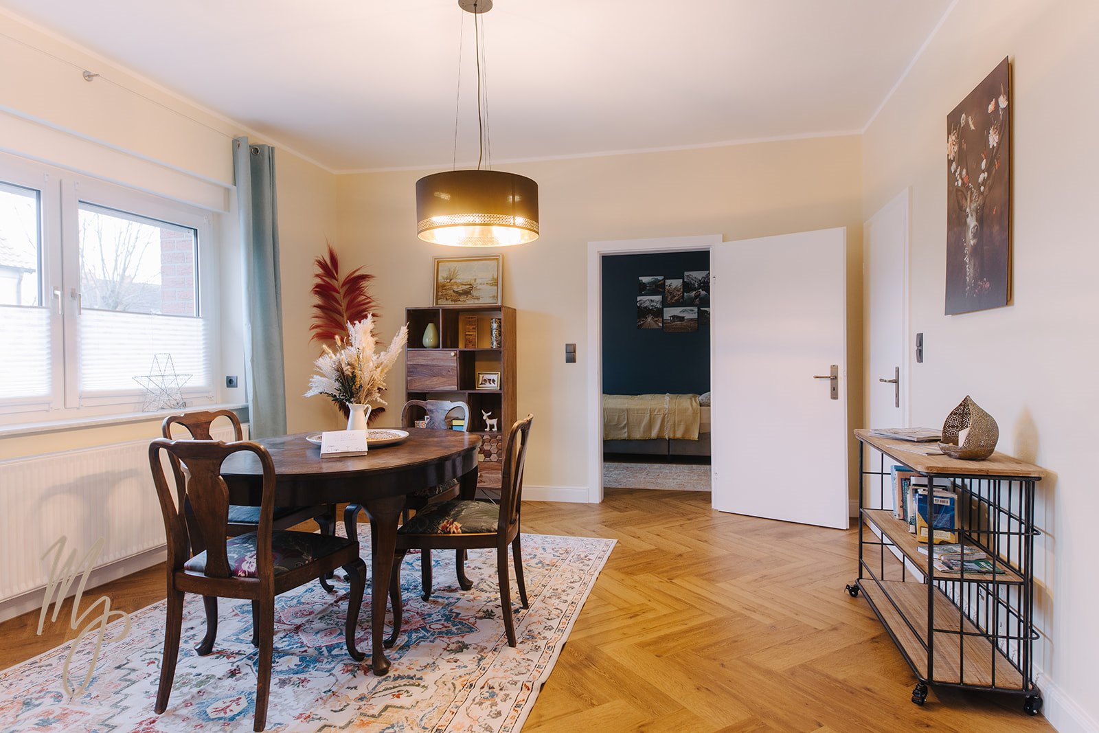 Essbereich mit Blick ins Schlafzimmer